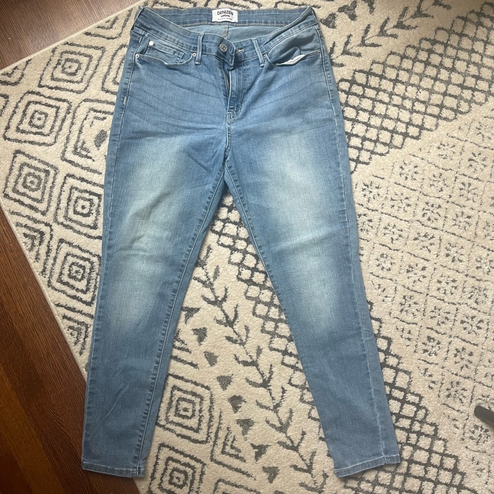 Denizen by Levi MidRise skinny jeans. Size 10S light washed